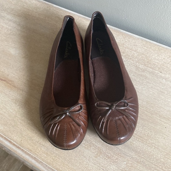 Clarks brown leather flats. Size 7.5. Good condition!!​​​​​​​ - Picture 2 of 7